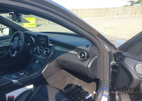 2018 Mercedes-Benz C 300 4Matic z USA, uszkodzony, nr VIN 55SWF4KB3JU278651